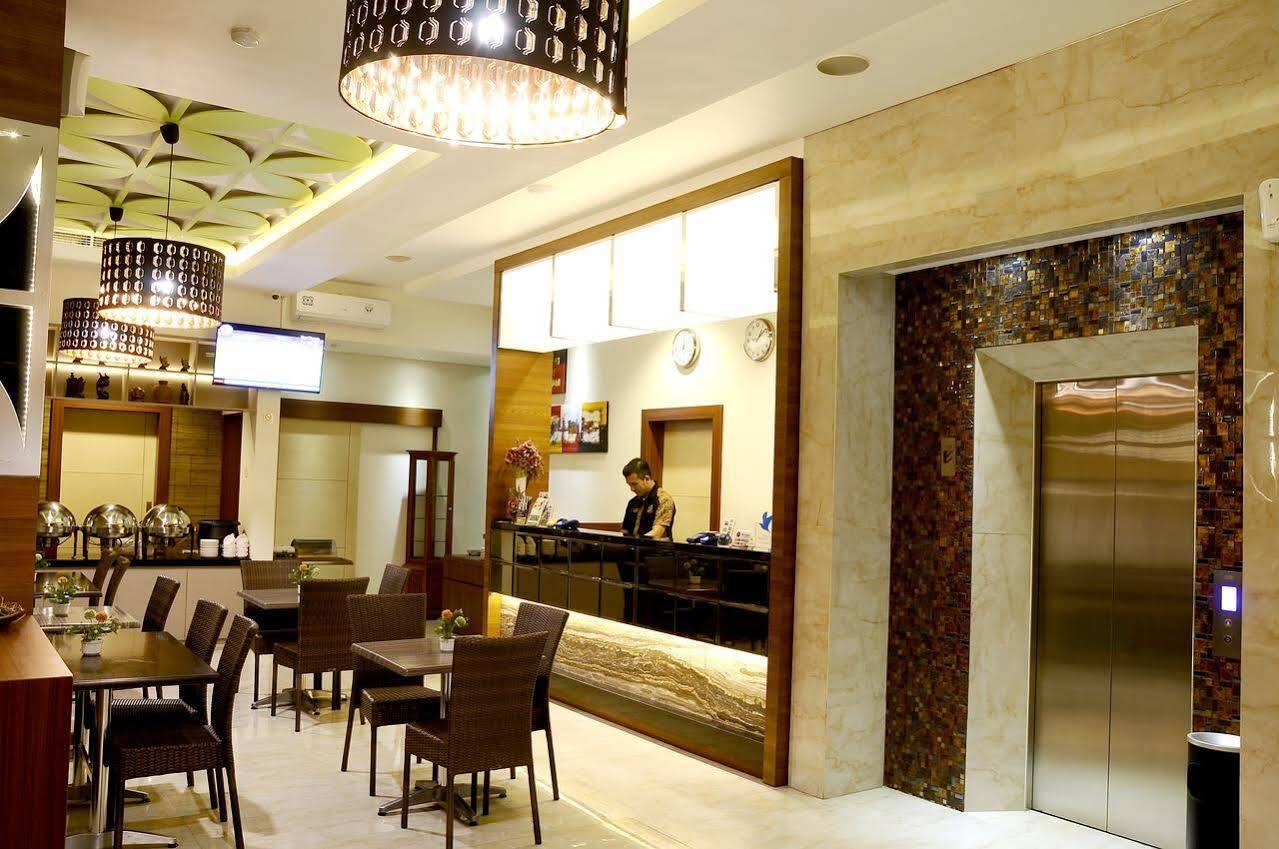 Biz Boulevard Hotel Manado Exterior foto